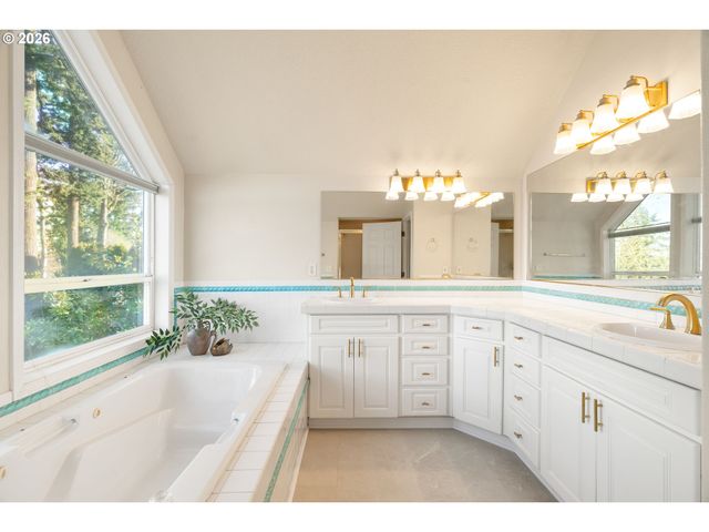 5555 SUMMIT St, West Linn, OR 97068