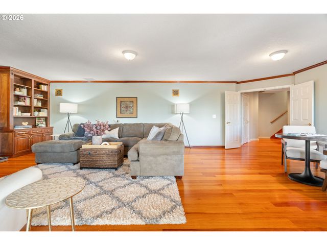 5555 SUMMIT St, West Linn, OR 97068