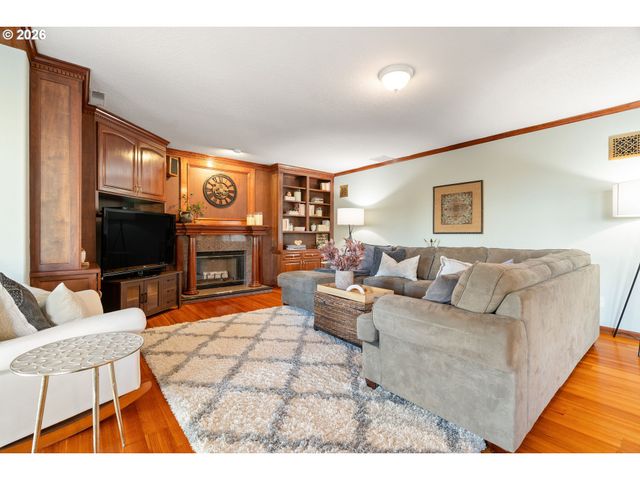 5555 SUMMIT St, West Linn, OR 97068