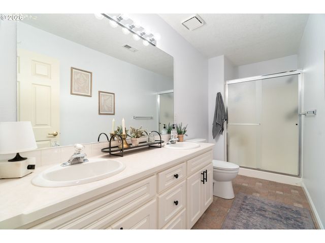 5555 SUMMIT St, West Linn, OR 97068