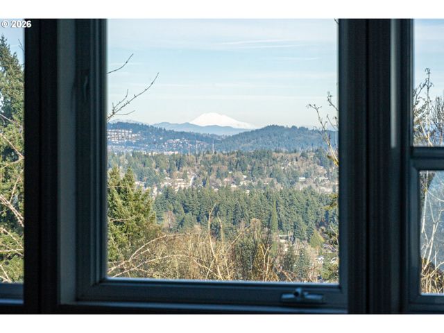 5555 SUMMIT St, West Linn, OR 97068