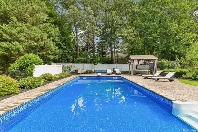 6 Pebble Hill Court, Northport, NY 11768