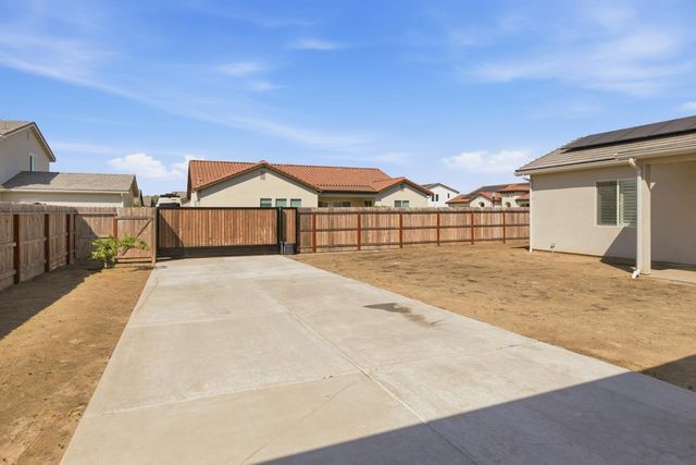 2937 22nd Avenue, Kingsburg, CA 93631