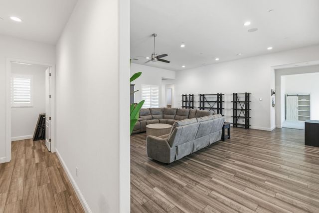 2937 22nd Avenue, Kingsburg, CA 93631