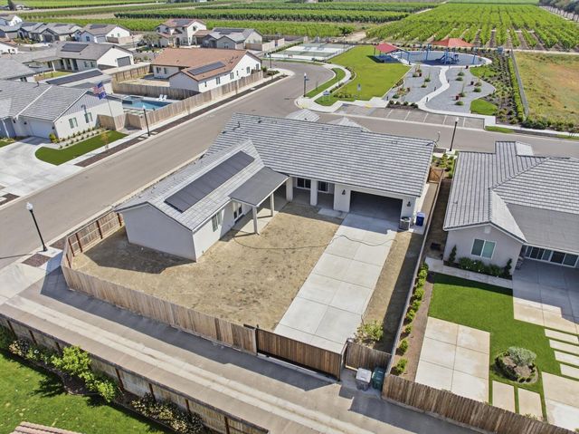 2937 22nd Avenue, Kingsburg, CA 93631