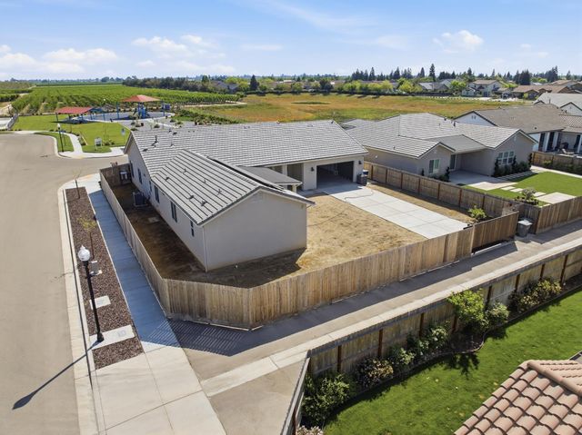 2937 22nd Avenue, Kingsburg, CA 93631