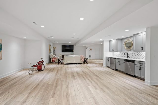 15 Old Orchard Lane, Indian Hill, OH 45242