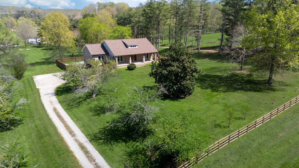 1249 White Road, Bon Aqua, TN 37025
