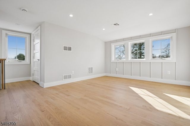 8 Willow St, Millburn Twp., NJ 07041