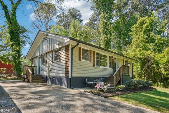 566 Woods Drive NW, Atlanta, GA 30318