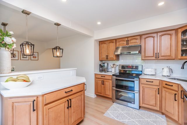 3849 Appian Way, Glenview, IL 60025