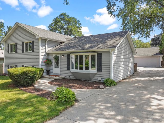 2910 Hickory Lane, Twin Lakes, WI 53181