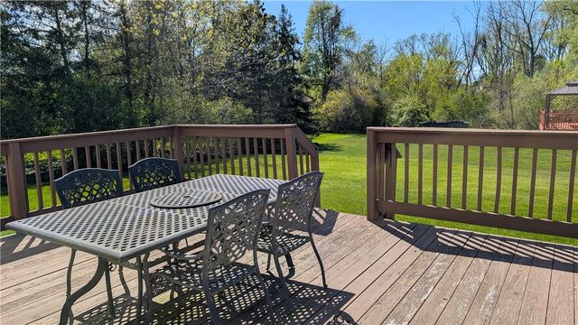 11 Barns Court, Greece, NY 14612