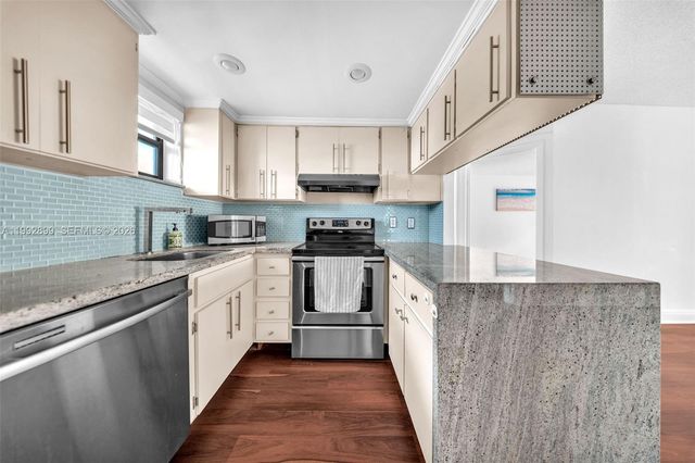 8290 Lake Dr 514, Doral, FL 33166