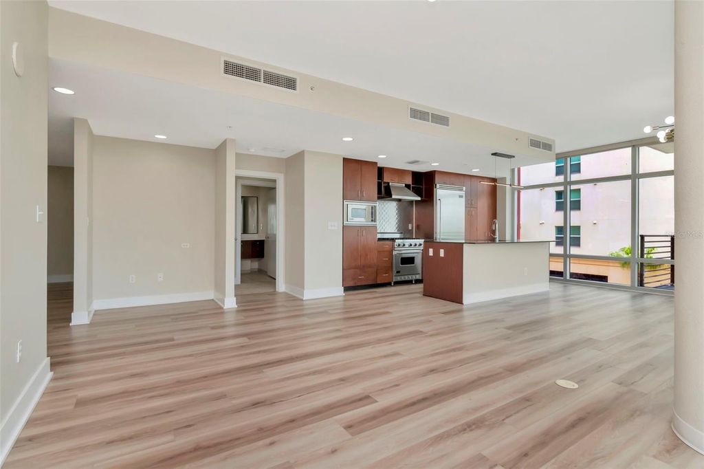 Image 10 of property listing at 1208 E KENNEDY BOULEVARD 419, Tampa, FL 33602