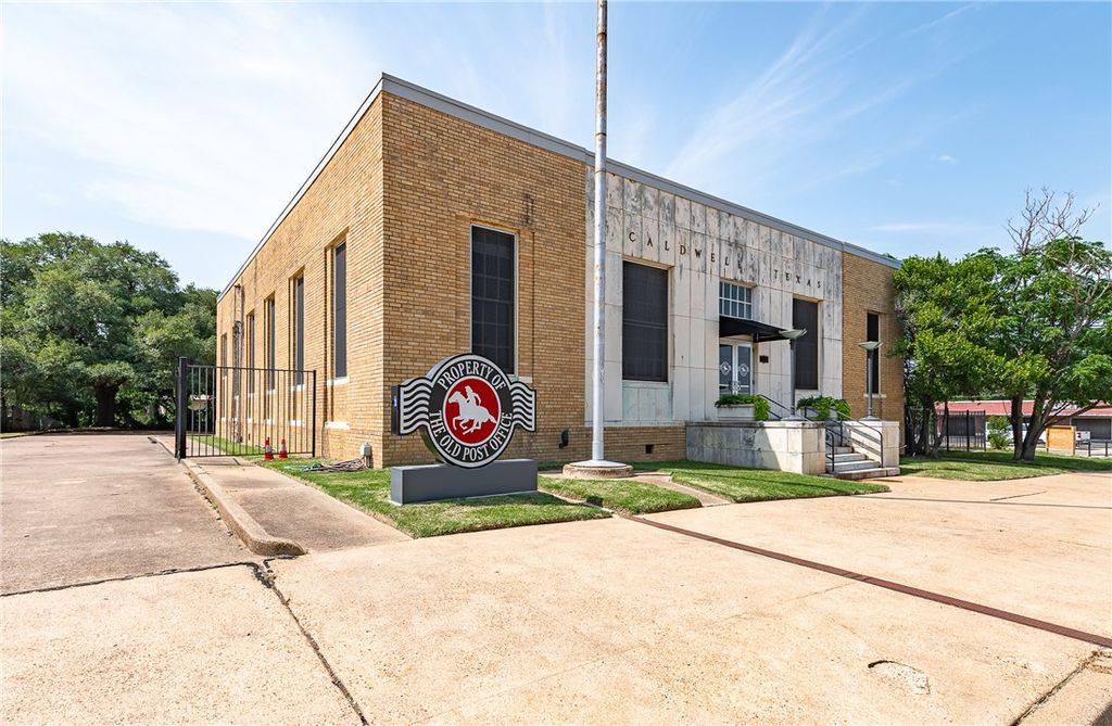 102 West Fox Street, Caldwell, TX 77836 — exterior