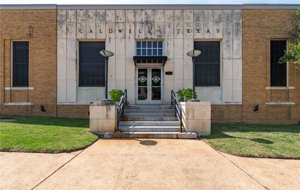 102 West Fox Street, Caldwell, TX 77836 — photo 3