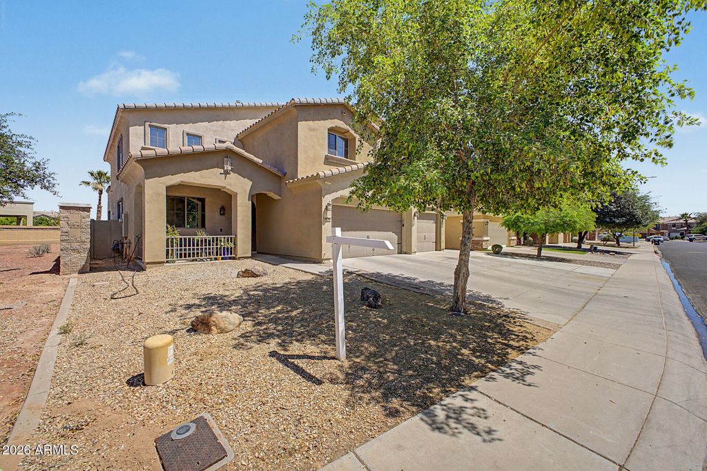 Image 5 of property listing at 133 N 109TH Drive, Avondale, AZ 85323