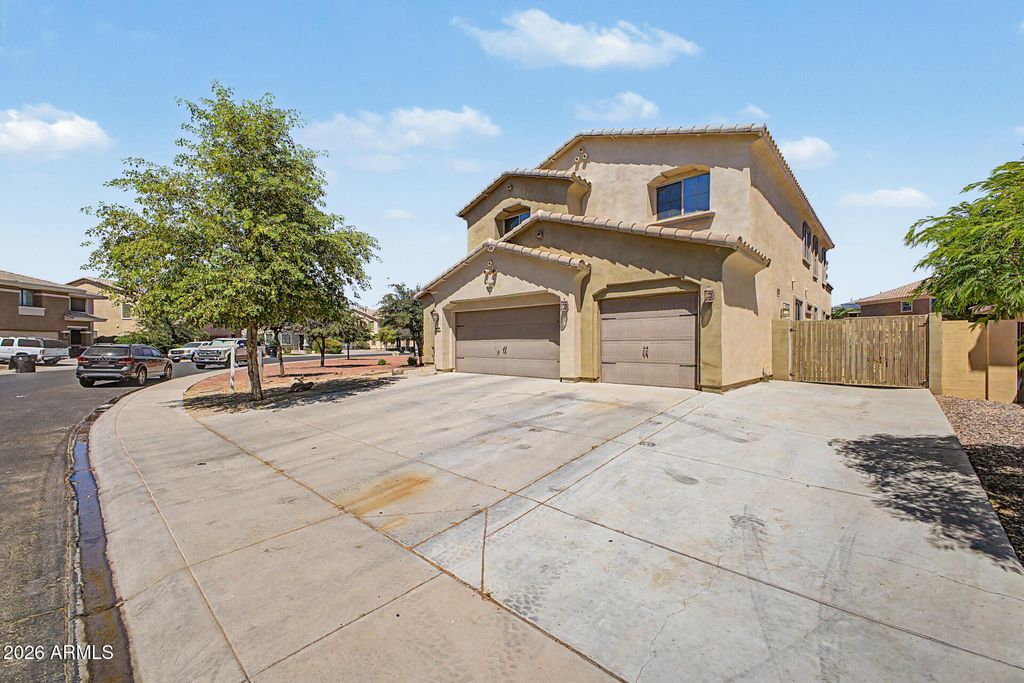 Image 7 of property listing at 133 N 109TH Drive, Avondale, AZ 85323