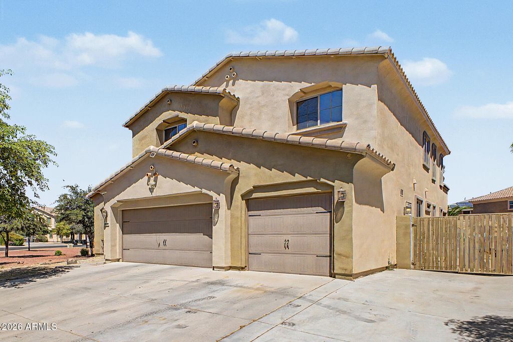 Image 8 of property listing at 133 N 109TH Drive, Avondale, AZ 85323