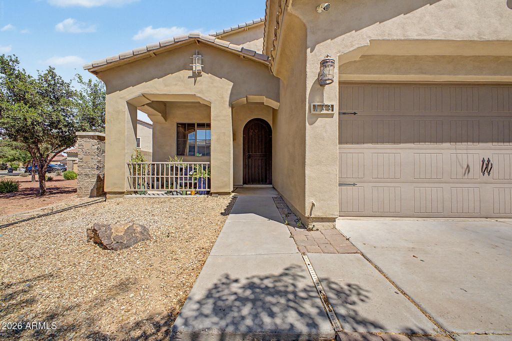 Image 9 of property listing at 133 N 109TH Drive, Avondale, AZ 85323