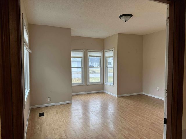 216 S Chapman Street, Chesaning, MI 48616