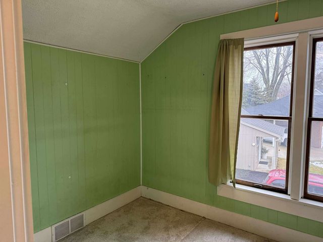 216 S Chapman Street, Chesaning, MI 48616