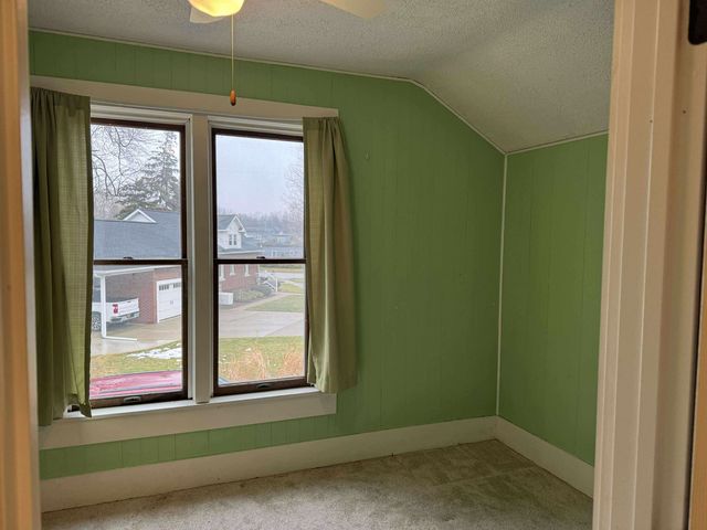 216 S Chapman Street, Chesaning, MI 48616