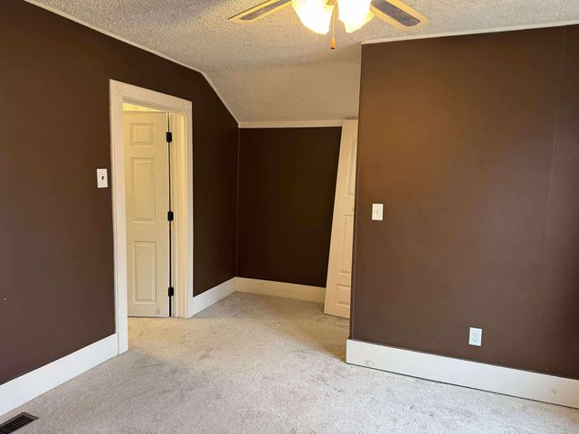 216 S Chapman Street, Chesaning, MI 48616