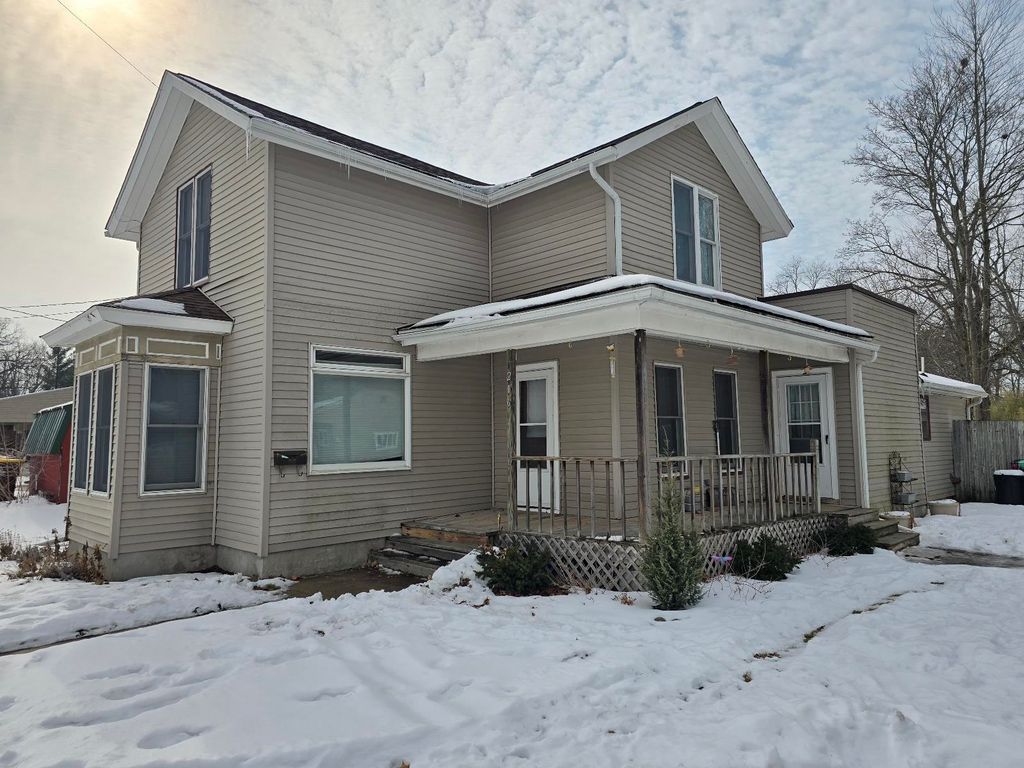 216 S Chapman Street, Chesaning, MI 48616