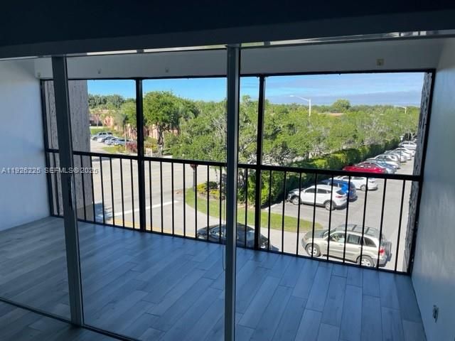 240 Lakeview Dr 312, Weston, FL 33326
