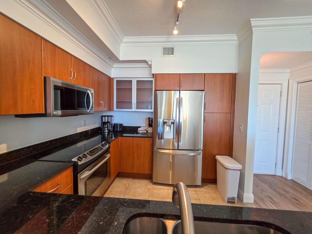 806 E Windward Way 323, Lantana, FL 33462