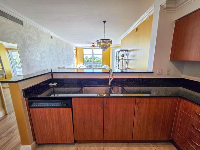 806 E Windward Way 323, Lantana, FL 33462