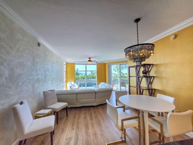 806 E Windward Way 323, Lantana, FL 33462