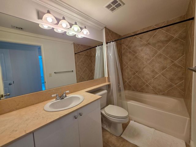 806 E Windward Way 323, Lantana, FL 33462