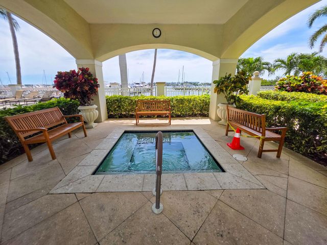 806 E Windward Way 323, Lantana, FL 33462