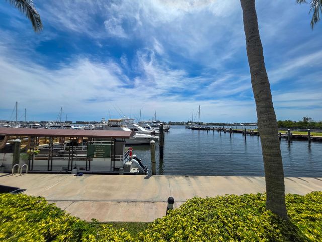 806 E Windward Way 323, Lantana, FL 33462