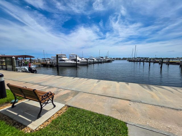 806 E Windward Way 323, Lantana, FL 33462