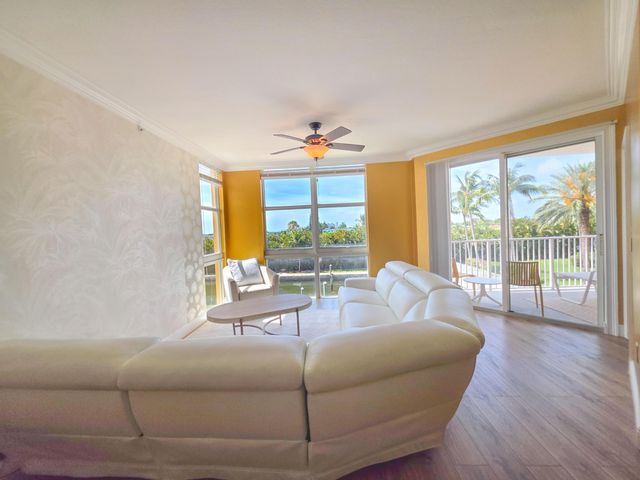 806 E Windward Way 323, Lantana, FL 33462