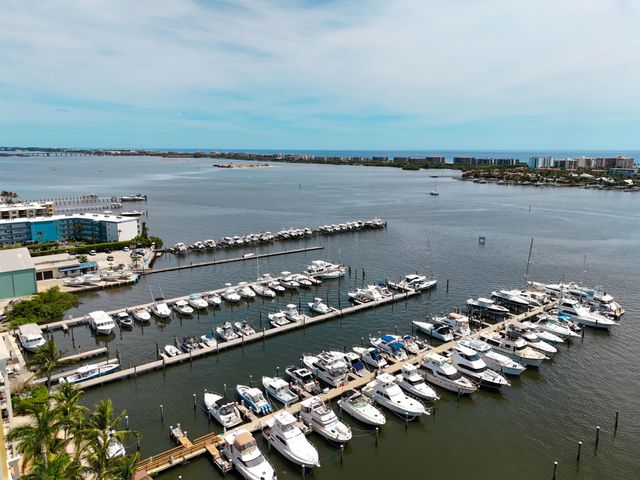 806 E Windward Way 323, Lantana, FL 33462