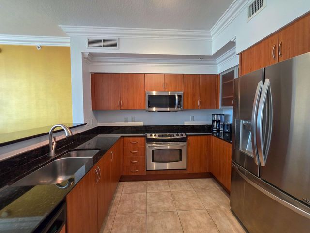806 E Windward Way 323, Lantana, FL 33462