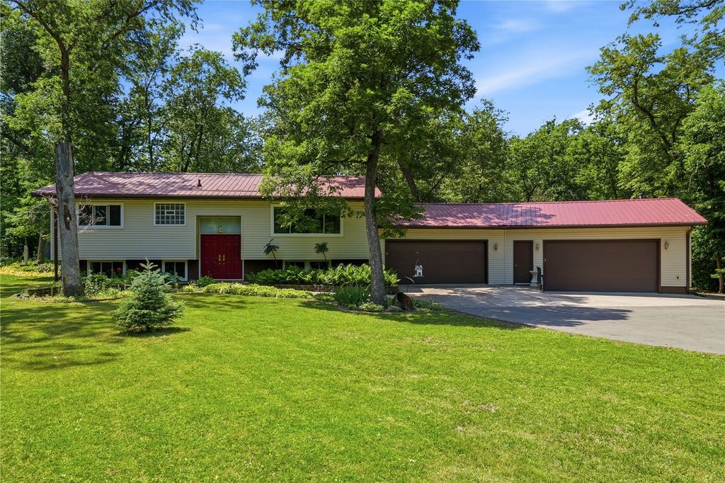 1145 Vogt Street, Robins, IA 52325