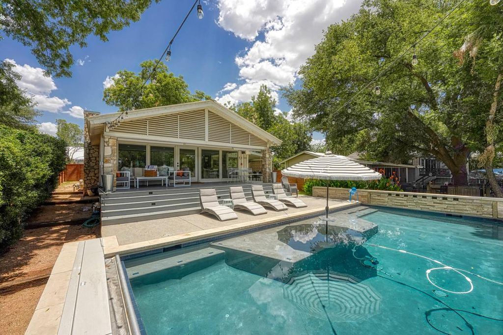 1304 S Lakeside DR, Burnet, TX 78611