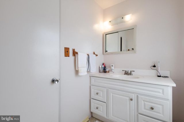 4202 STANBY CT, Alexandria, VA 22312