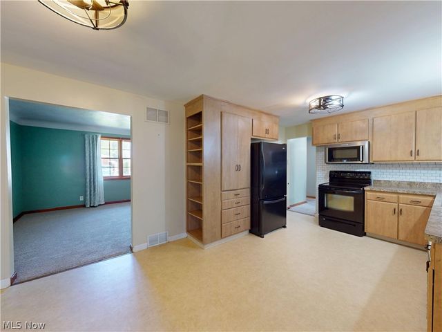 35952 Lakomis Drive, Eastlake, OH 44095
