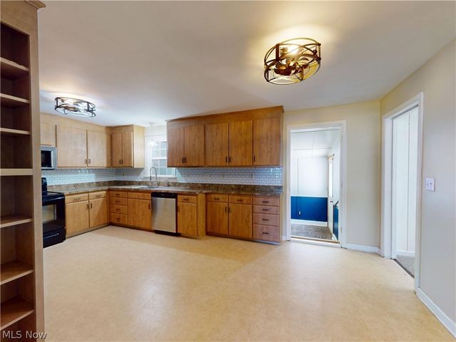 35952 Lakomis Drive, Eastlake, OH 44095