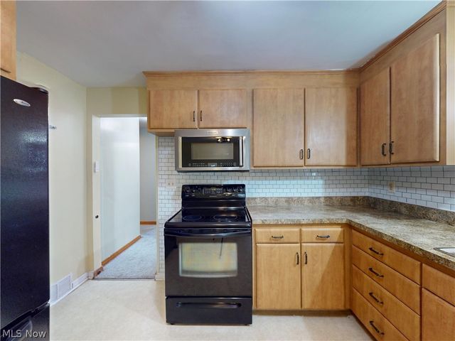 35952 Lakomis Drive, Eastlake, OH 44095