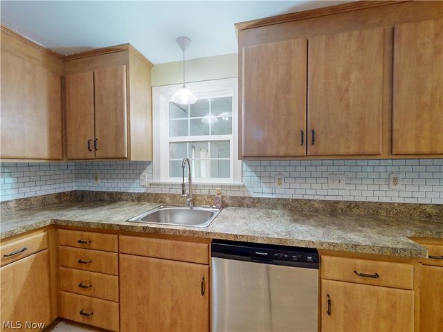 35952 Lakomis Drive, Eastlake, OH 44095