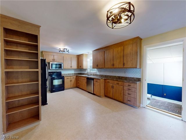 35952 Lakomis Drive, Eastlake, OH 44095