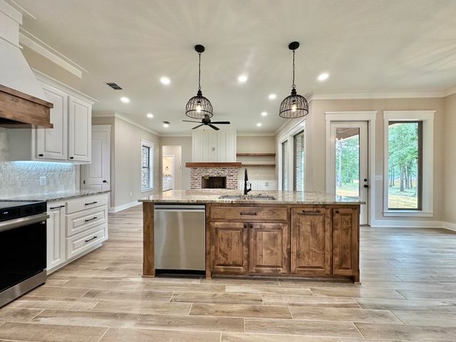 215 Clara Ln, Kilgore, TX 75662